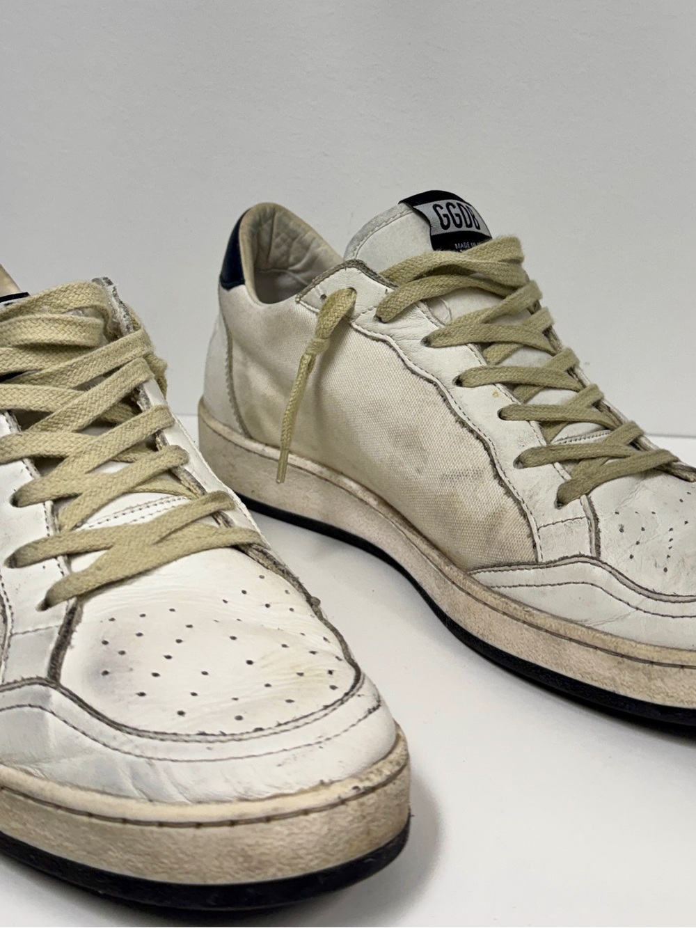 Golden Goose Style White Low-Top Sneakers with Olive Laces